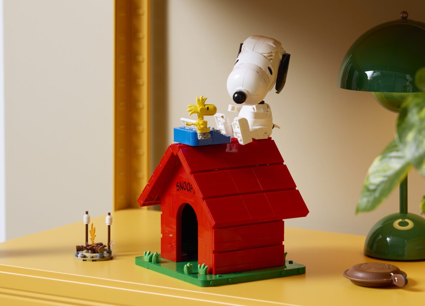 LEGO 21368 Snoopy's Doghouse Snoopy and Woodstock scene